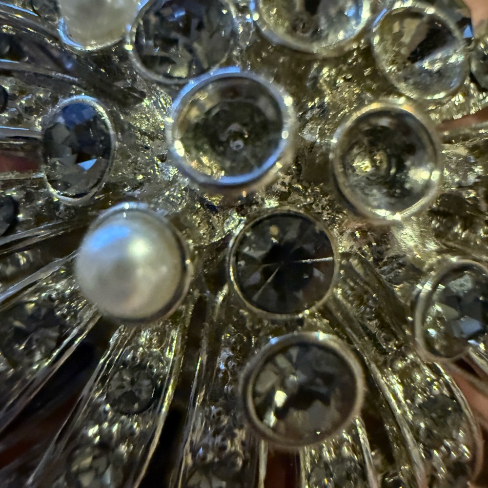 Vintage Brooch Rhinestone and Pearl Silver - Picture 7 of 10